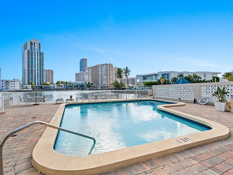 121 Golden Isles Dr #Penthouse 1 — Photo 8