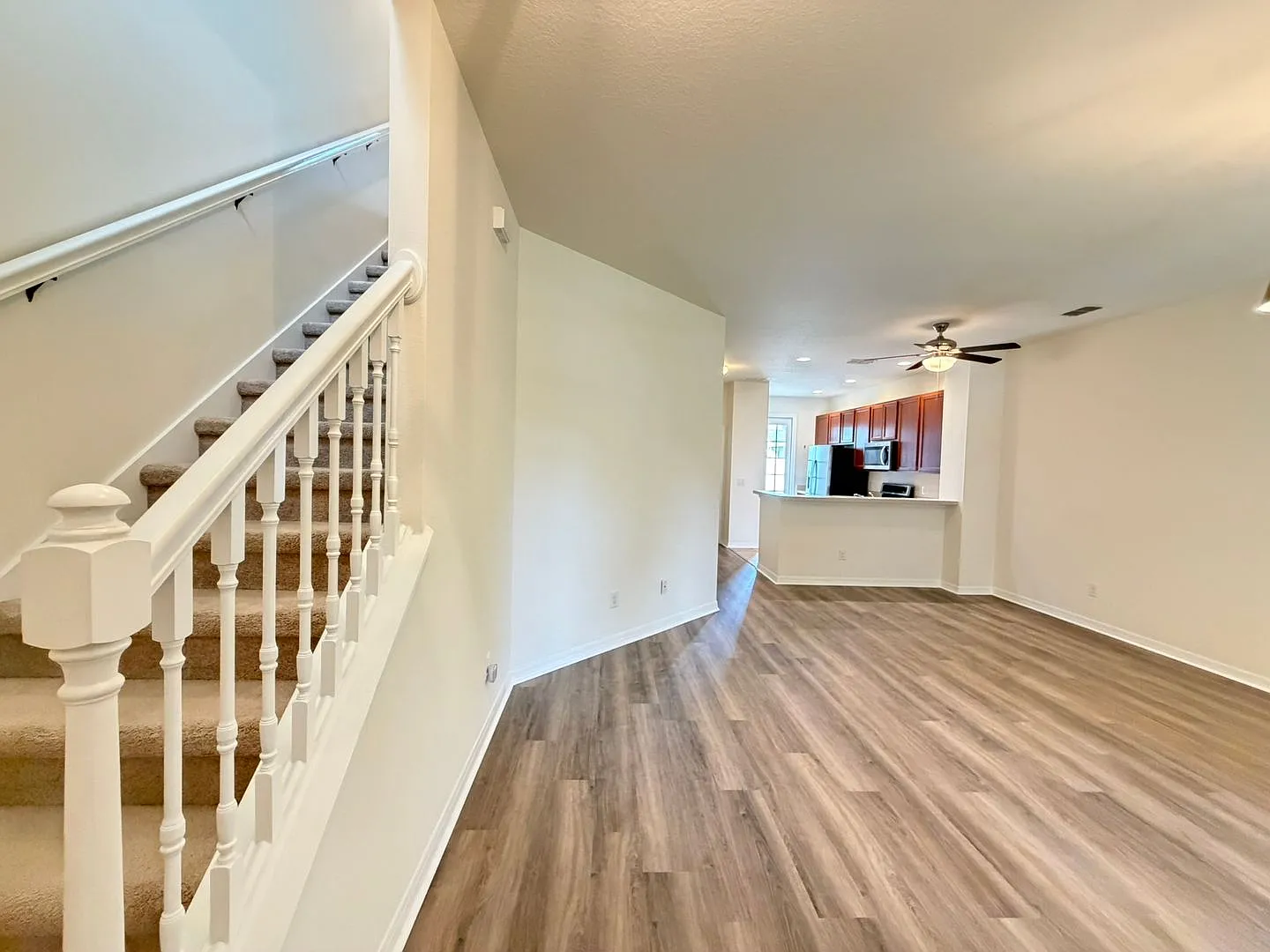 Great townhouse - available now! — Photo 3