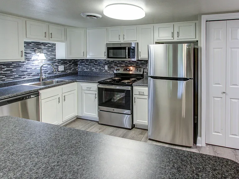 Hollandale Apartments — Photo 21