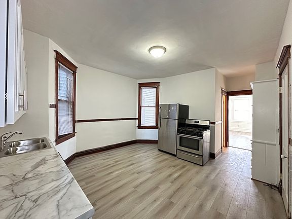 2nd image of 2553 N Marshfield Ave #F2