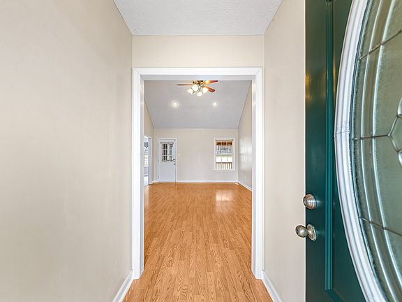 5th image of 992 Sumerset Cir