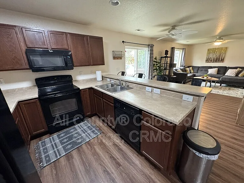 3 bed, 2.5 bath, 1624 sqft, $2,250 — Photo 4