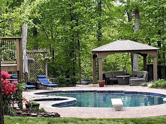 5th image of 901 Holly Creek Dr