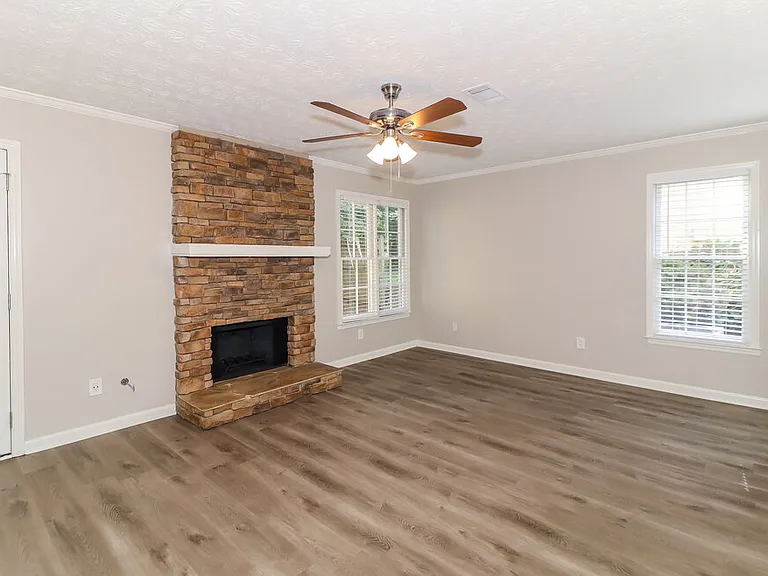 4832 Helga Way NE — Photo 4