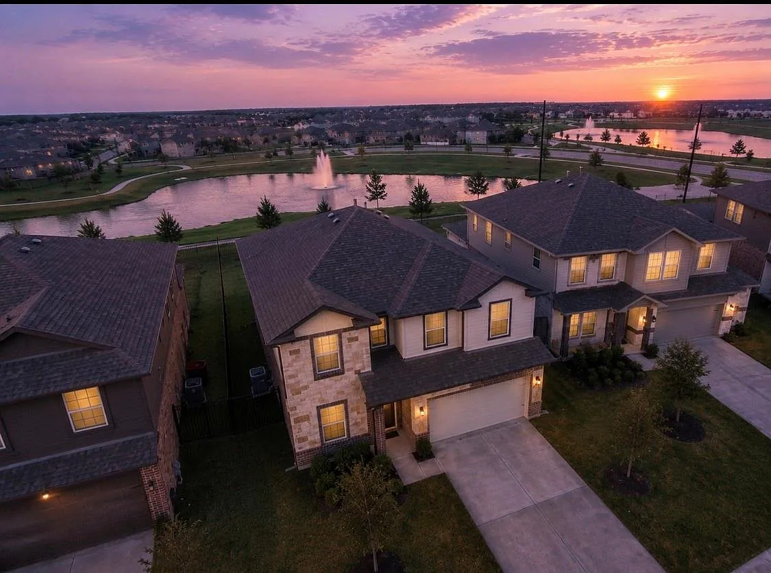 4 bed, 2.5 bath, 2523 sqft, $3,000 — Photo 1
