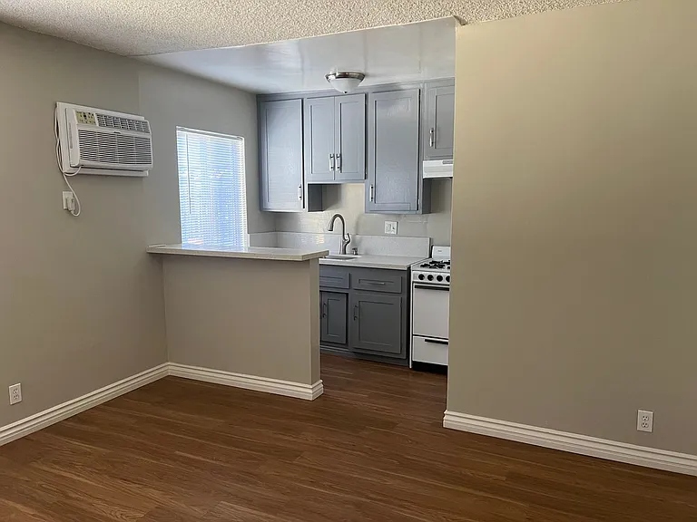 1400 S Gramercy Pl — Photo 2