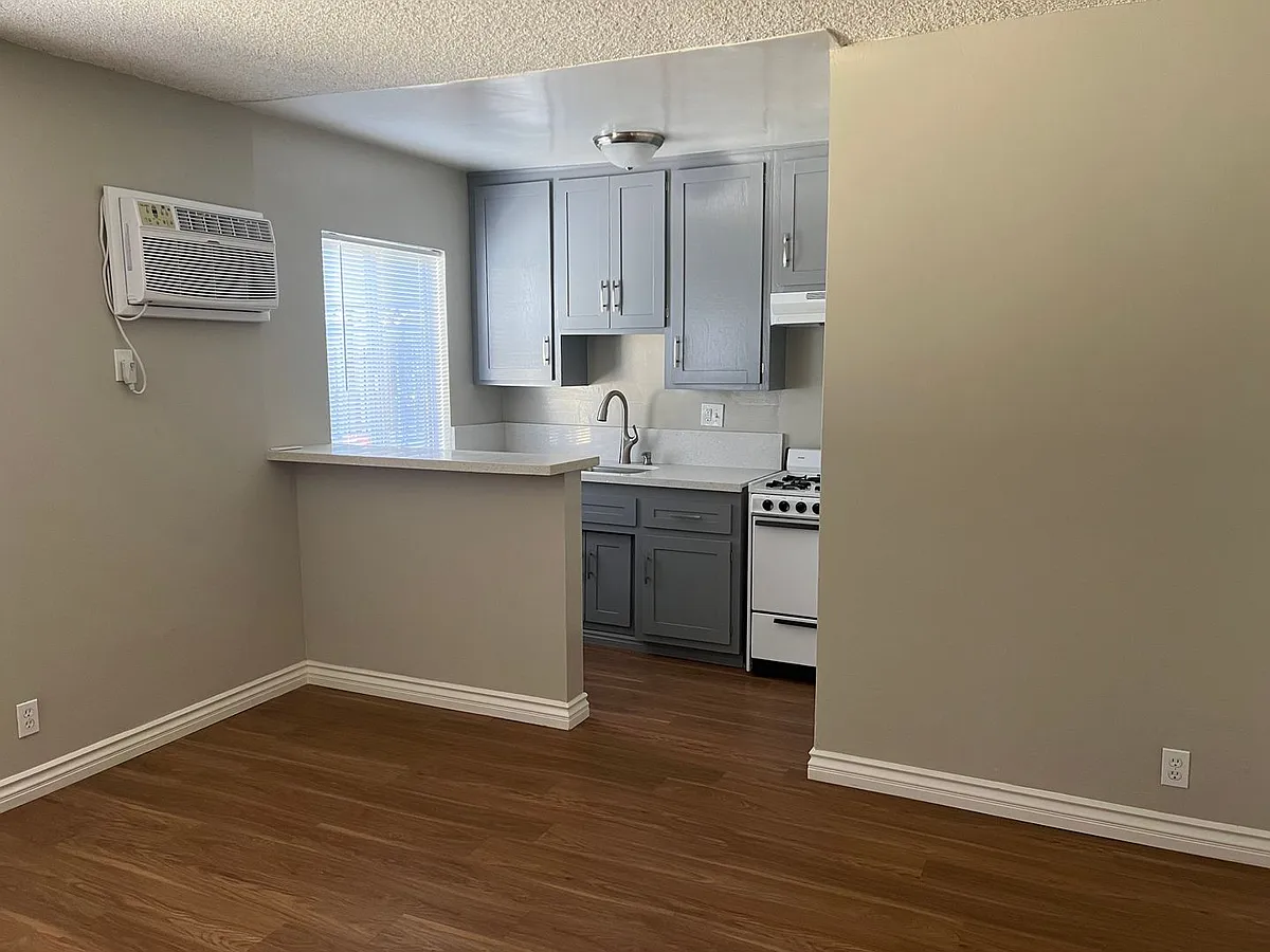 Building Photo - 1400 S Gramercy Pl