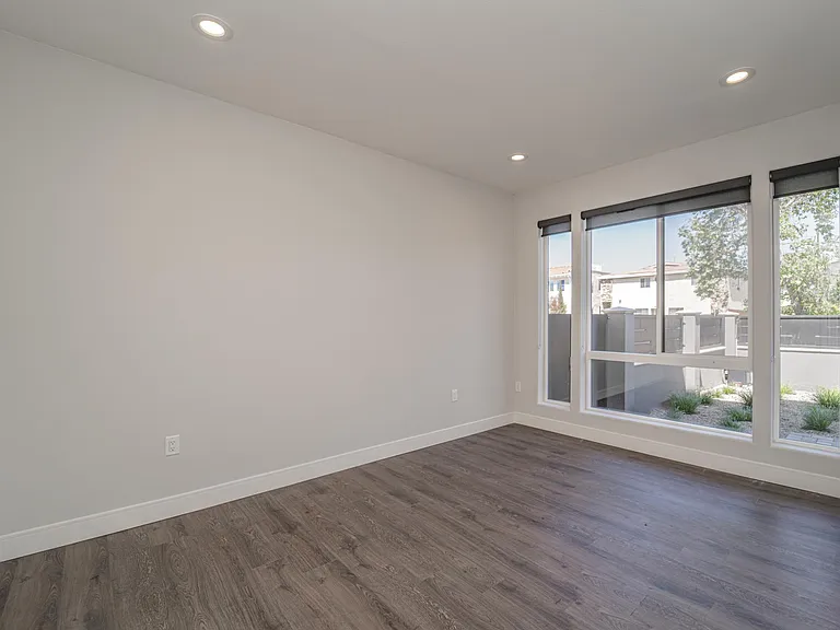 4526 1/2 Saint Charles Pl — Photo 32