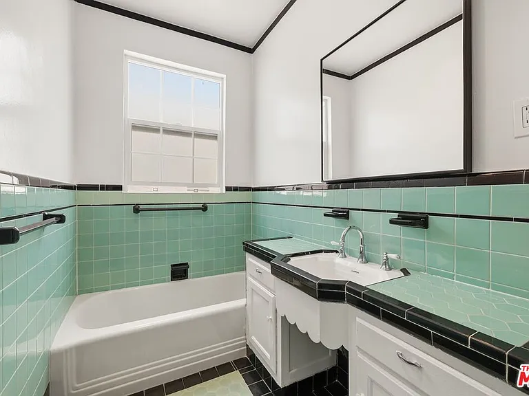 437 N Genesee Ave #1/2 — Photo 11