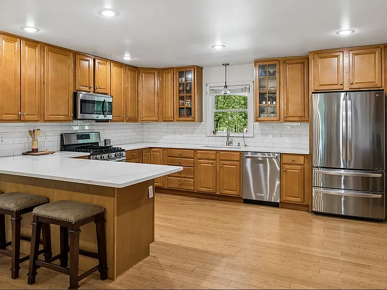 225 London Ln — Photo 12