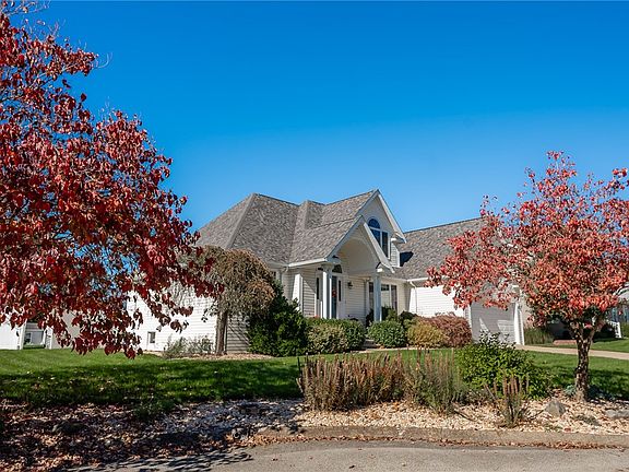 3rd image of 320 Ridgeview Cir