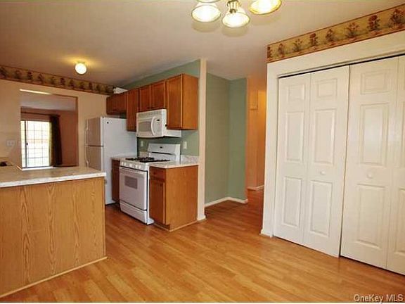 3rd image of 394 Heritage Ln