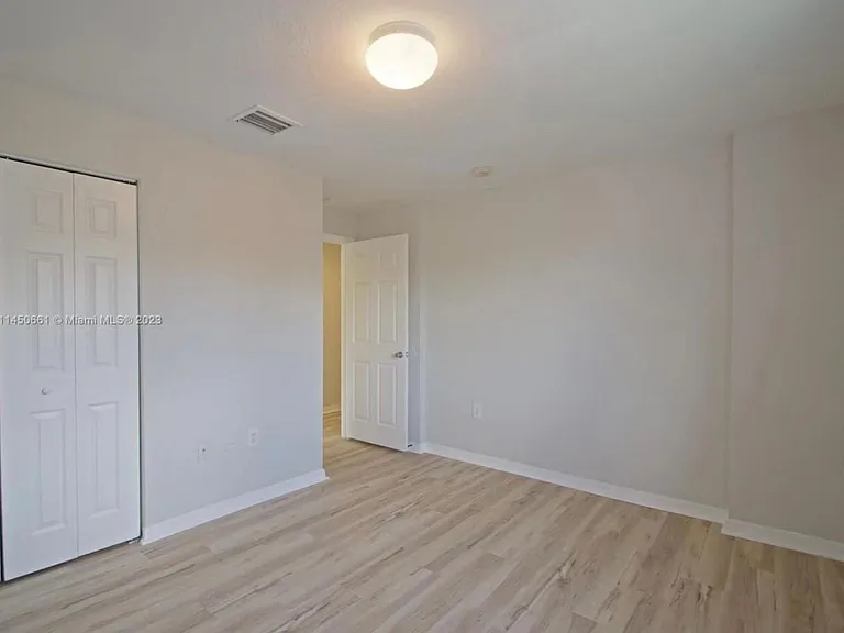 6030 SW 19th Pl — Photo 11