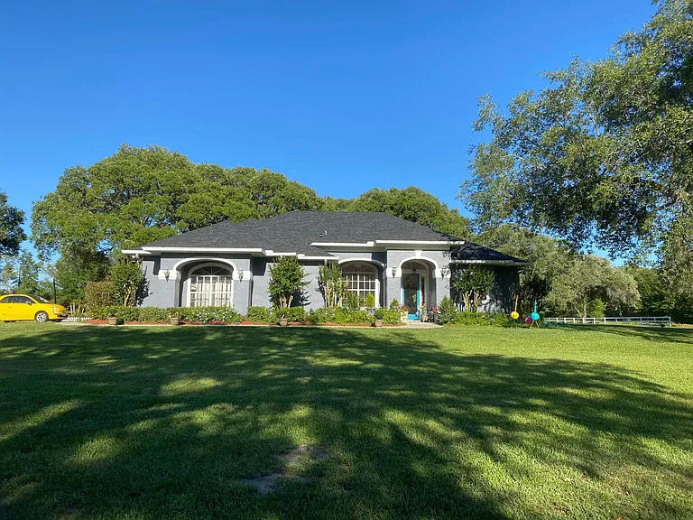 This is the front of the house that is around 2800 sf. It has 3 large bedrooms, and 3 full baths. Most of the house is tiled. Pocket doors are throughout the house. In many areas, the house has high ceilings. New central air conditioning/heating system