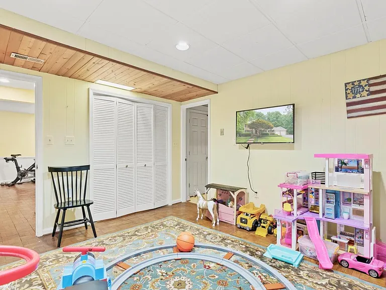 11002 Warwickshire Dr — Photo 32