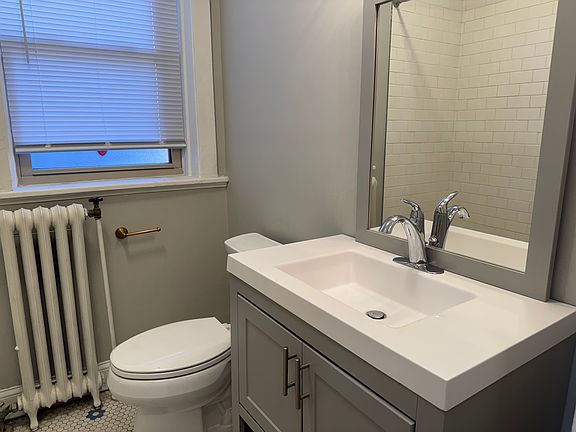 4th image of 57 1/2 S Summit Ave #2E