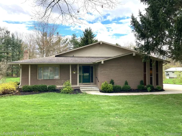 1910 Bamby Ln, Milford, MI 48381