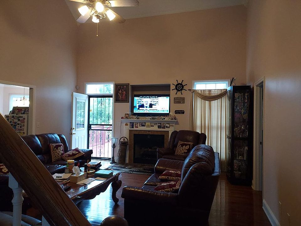 Family Room - High ceiling