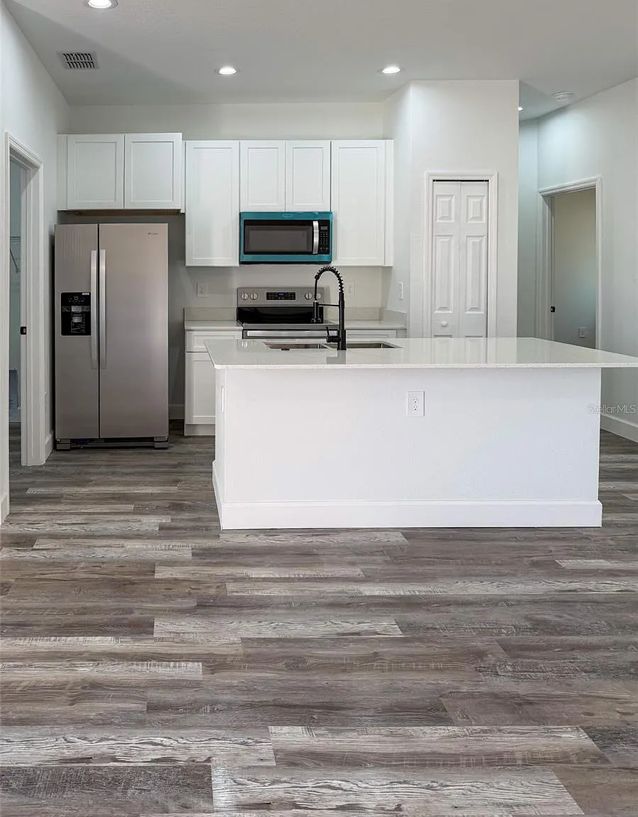 3 bed, 2.0 bath, 1270 sqft, $1,900 — Photo 2