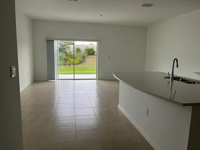 3 bed, 2.5 bath, 1558 sqft, $2,100 — Photo 4