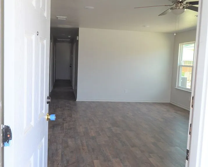 1826 Castroville Tr — Photo 3