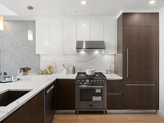 4th image of 33-66 Farrington St #13I