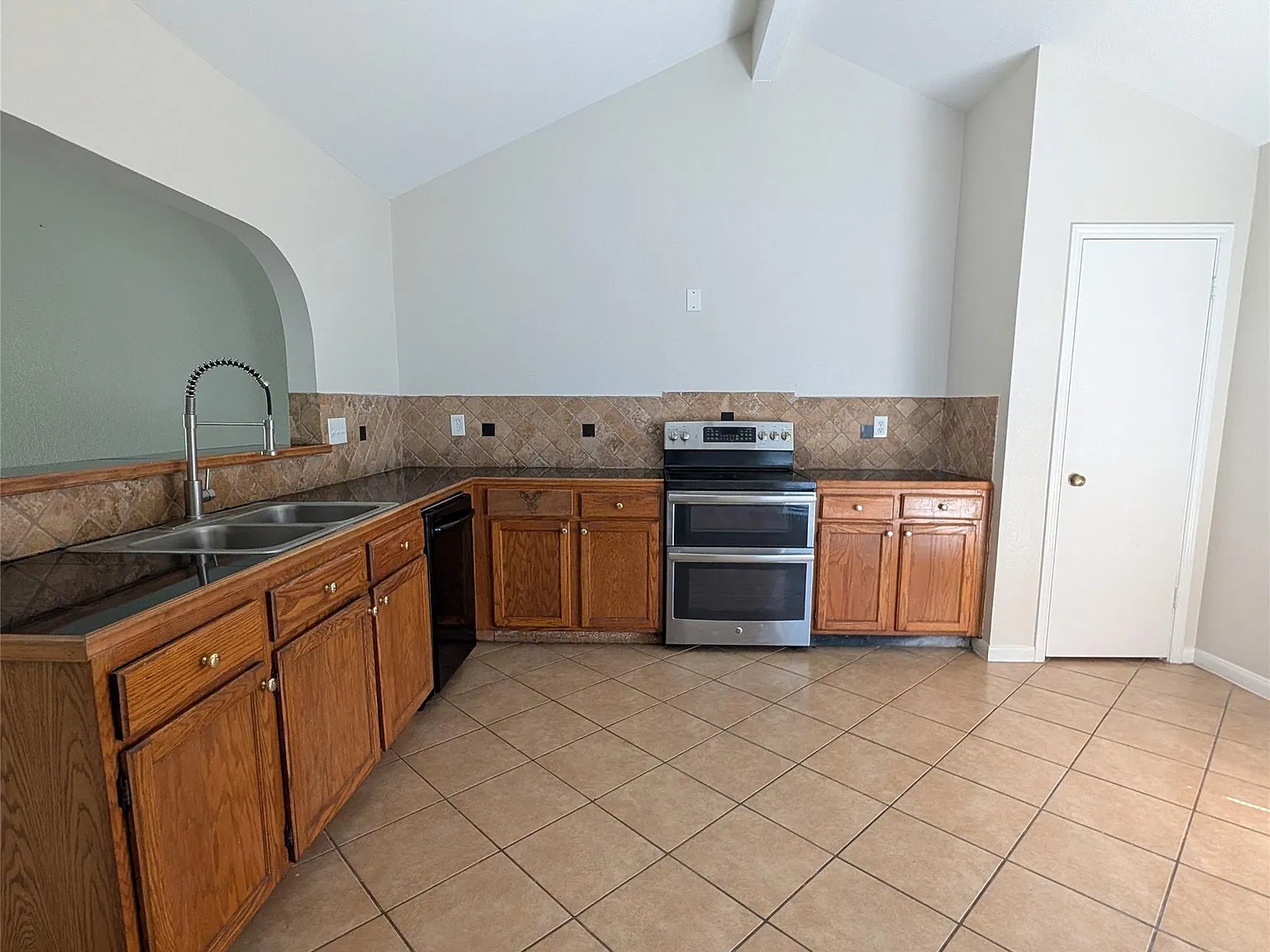 3 bed, 2.0 bath, 1581 sqft, $1,850 — Photo 3