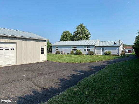 3rd image of 281 Blaine Dr