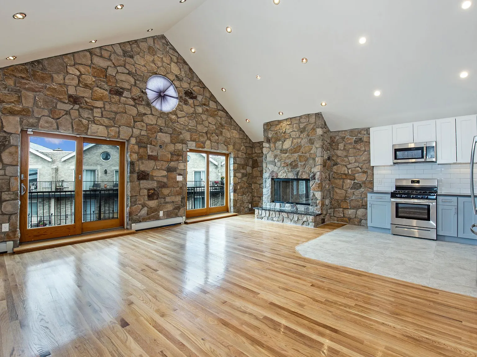 3 bed, 1200 sqft, $3,600 — Photo 2