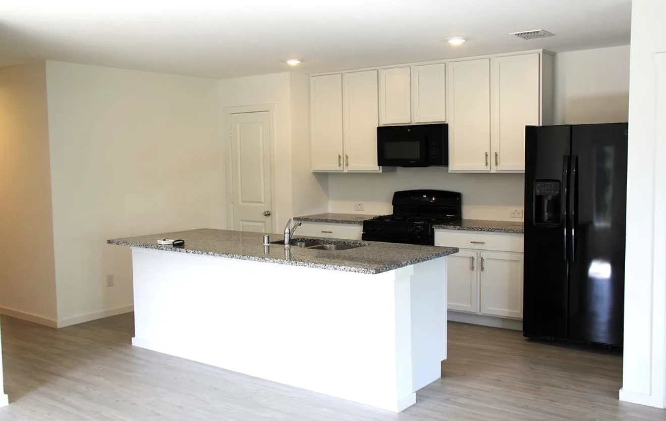 4 bed, 1674 sqft, $2,050 — Photo 2