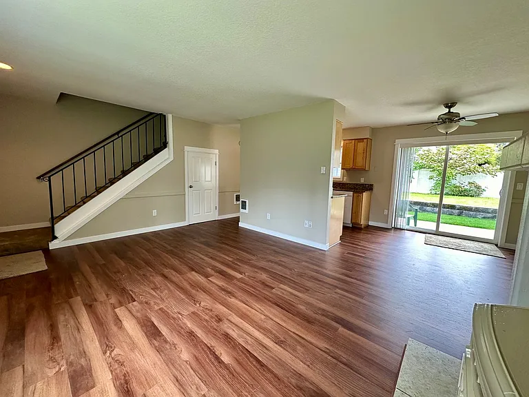 1098 SW Hensley Rd — Photo 9