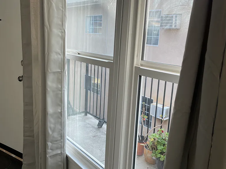6128 De Longpre Ave #6 — Photo 12