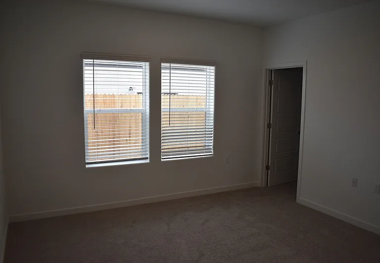 4470 N San Clemente Ave — Photo 17
