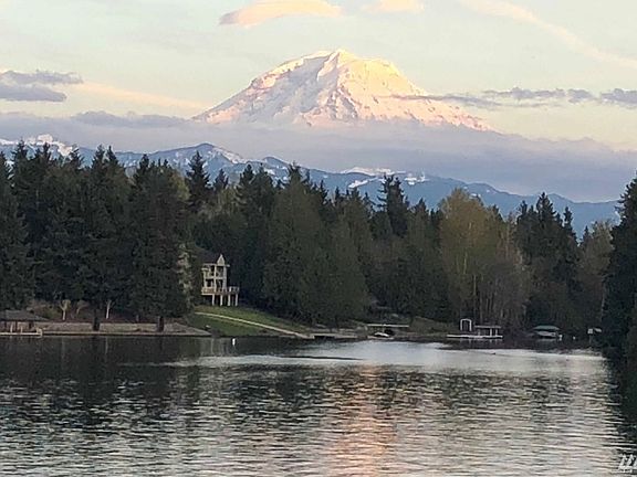 Spectacular Mt Rainier views all hours of the day!