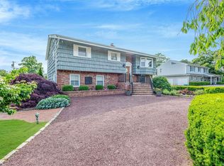 300 Oak Neck Ln, West Islip, NY 11795