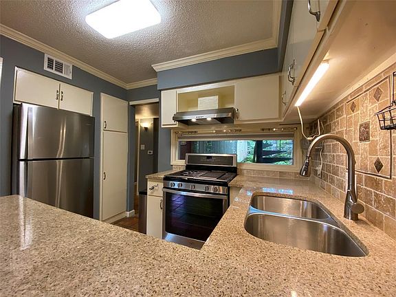 3rd image of 8211 Katy Fwy APT 35