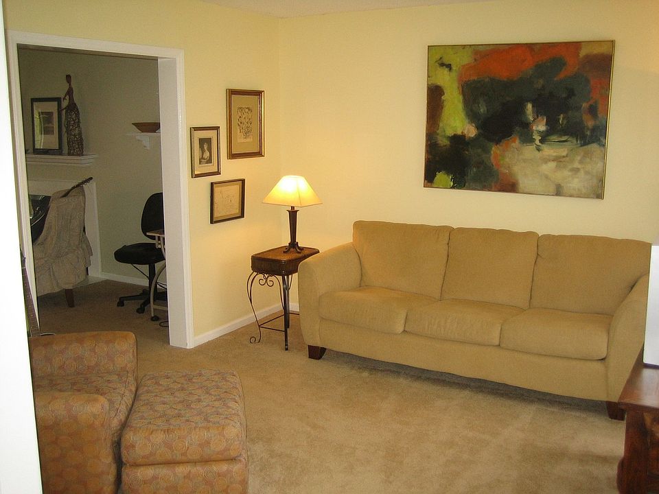Large living room with access from foyer 