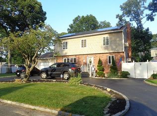 91 Penny St, West Islip, NY 11795