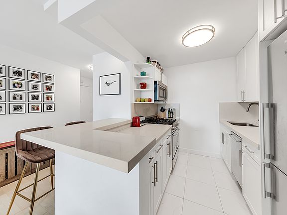 4th image of 322 W 57th St APT 23N