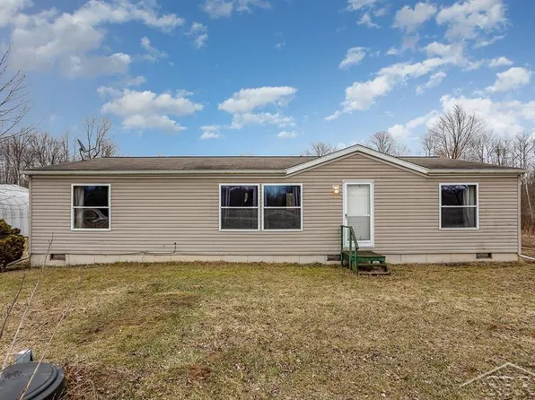 5289 School Rd, Rhodes, MI 48652