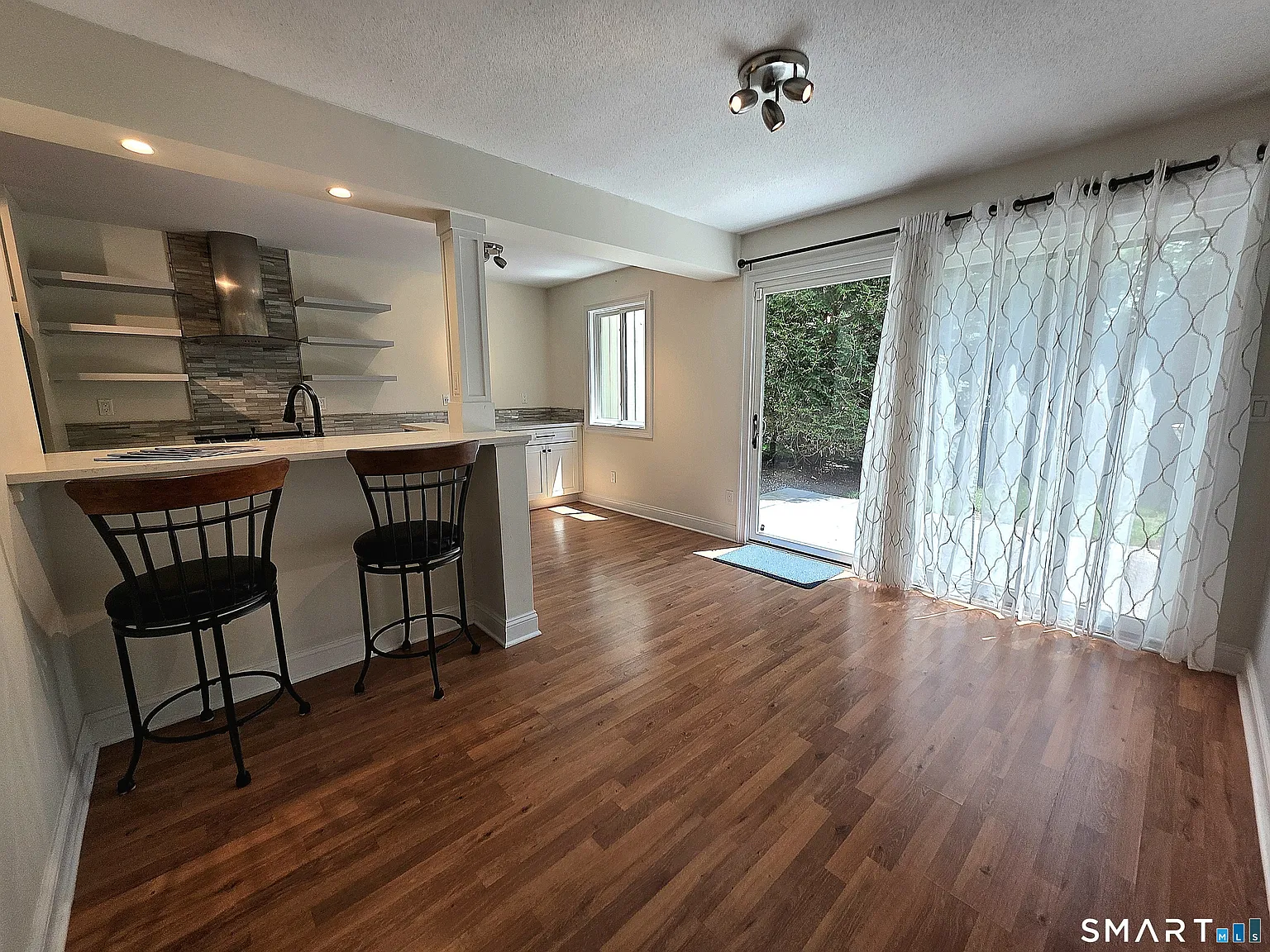 2 bed, 2.0 bath, 1572 sqft, $2,700 — Photo 2