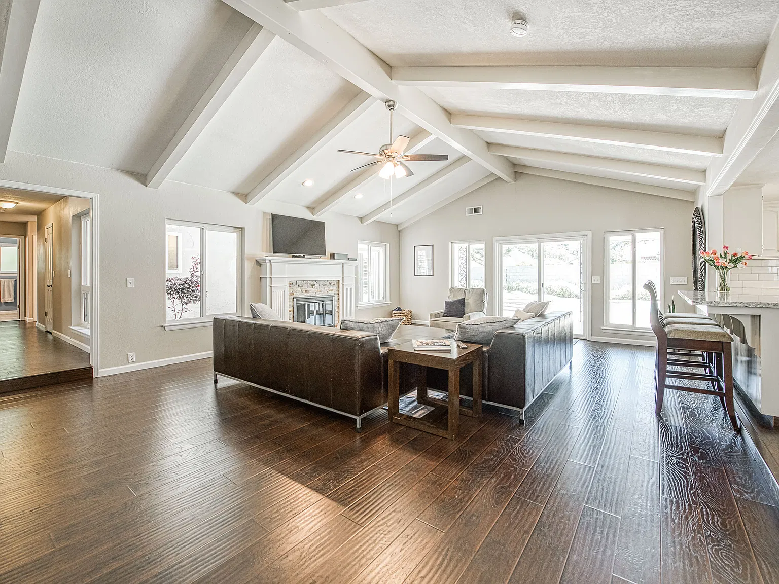 5 bed, 3702 sqft, $4,395 — Photo 4