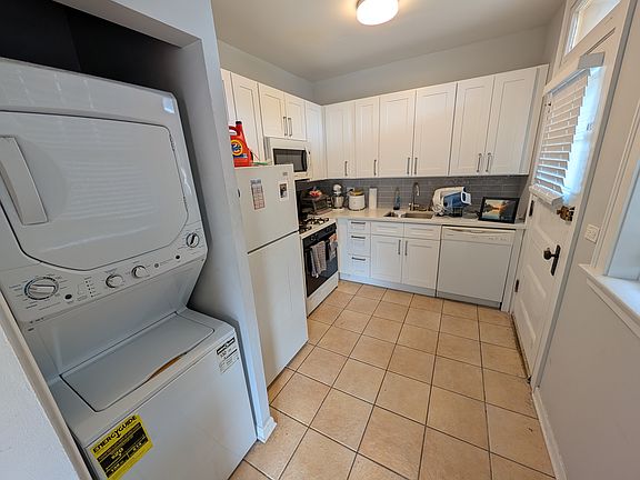 5th image of 1616 W Cornelia Ave #3
