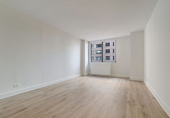 4th image of 300 Mercer St APT 5e