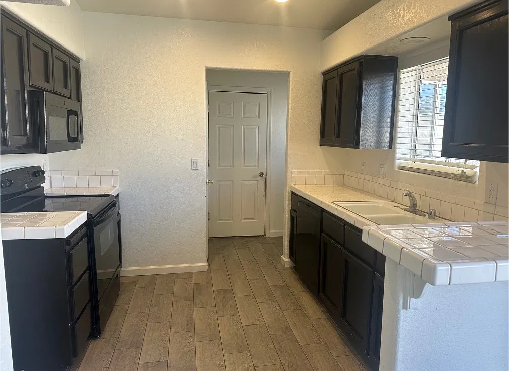 2 bed, 1121 sqft, $1,650 — Photo 4