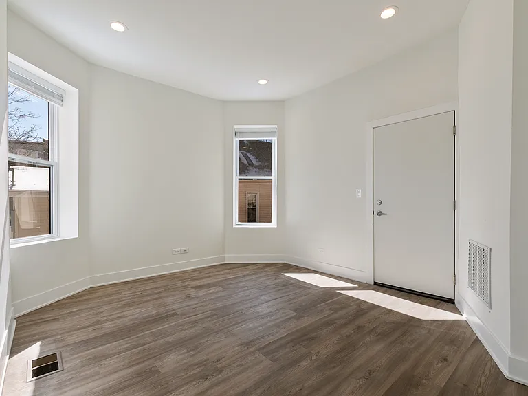 2833 N Whipple St #1R — Photo 15