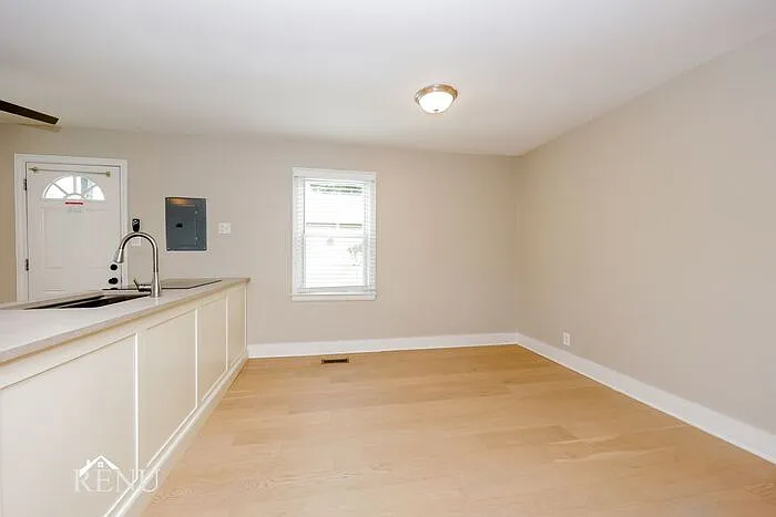 1012 Warren St — Photo 9