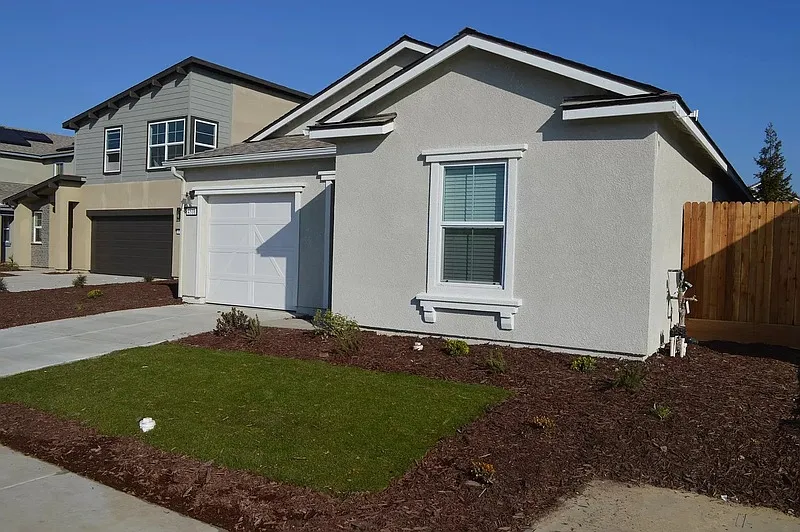 3 bed, 2.0 bath, 1353 sqft, $2,100 — Photo 3