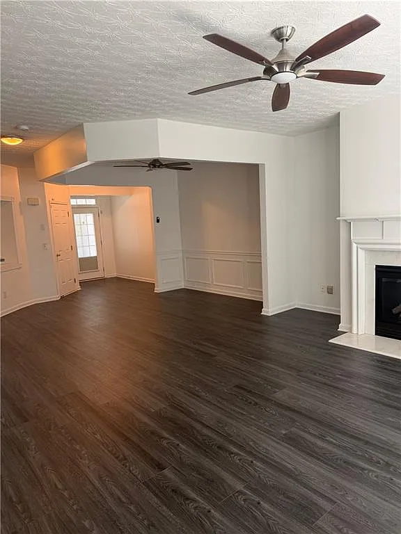 3 bed, 2.5 bath, 1903 sqft, $2,200 — Photo 3