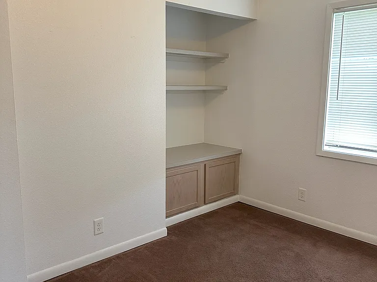 1029 N Lincoln St — Photo 6